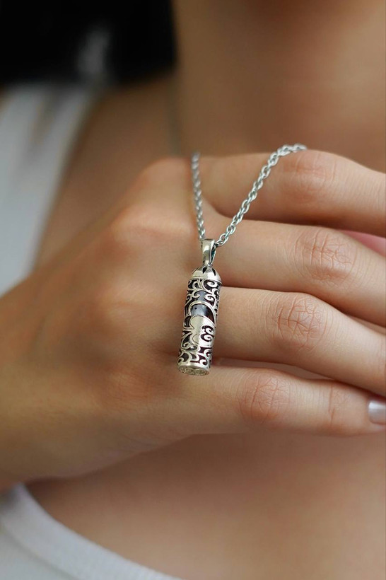 گردنبند جا حرز استوانه ای با حرز امام جواد نقره کد 20484