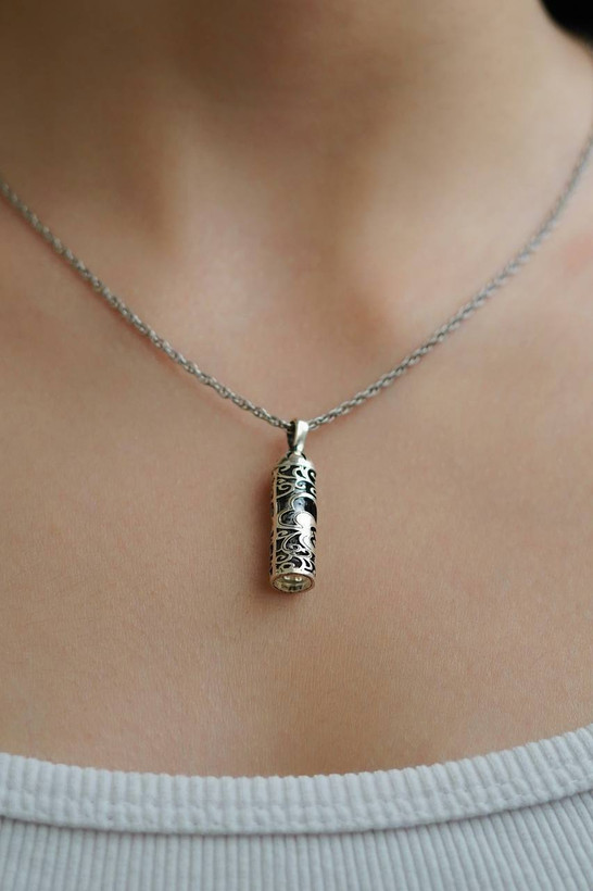 گردنبند جا حرز استوانه ای با حرز امام جواد نقره کد 20484