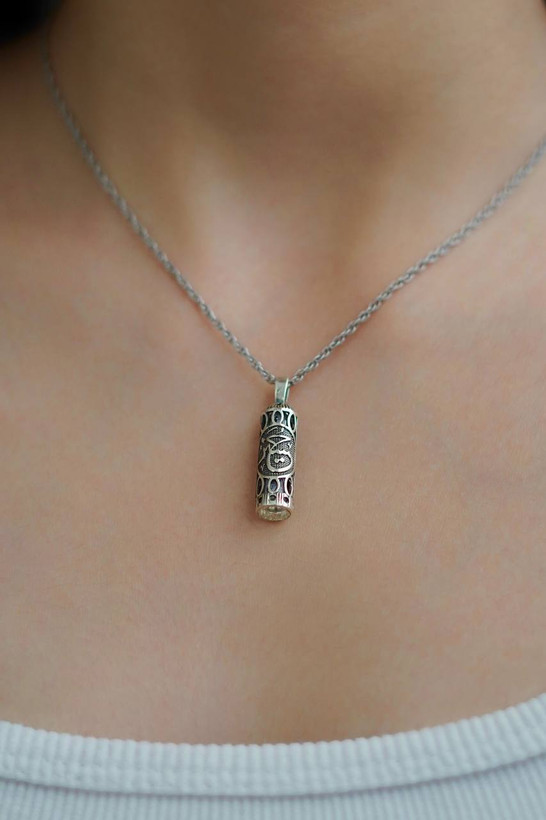 گردنبند جا حرز استوانه ای با حرز امام جواد نقره کد 20487